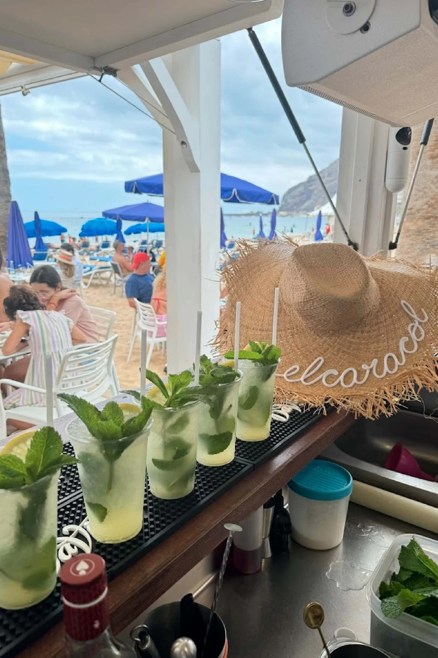 Cinco mojitos presentados en la barra del Caracol Beach Club.