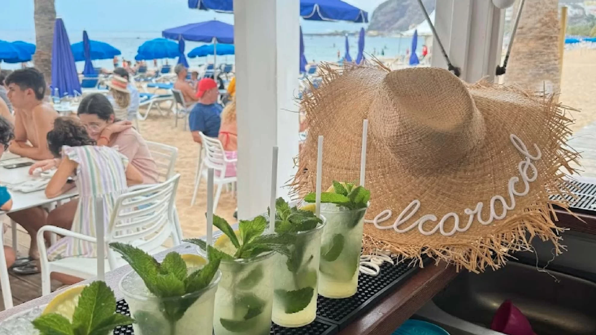 Cinco mojitos presentados en la barra del Caracol Beach Club.